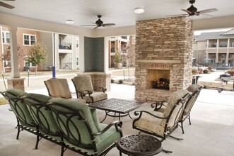 Belle at Bay Colony 55+ Apartments in Dickinson, TX - Foto de edificio - Building Photo