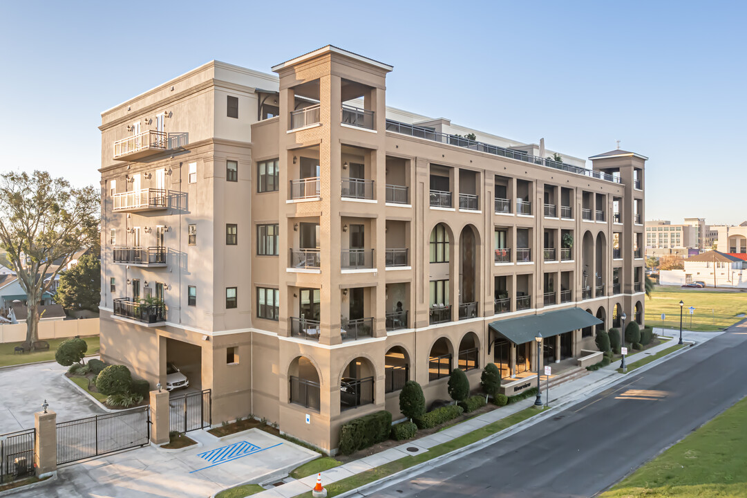 Riverview Condominiums in Gretna, LA - Building Photo