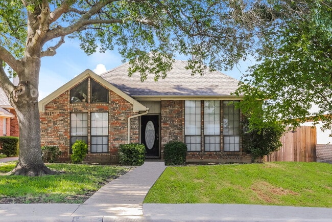 property at 807 Longleaf Dr