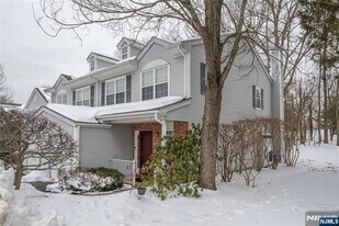 63 Hickory Way in Mount Arlington, NJ - Building Photo