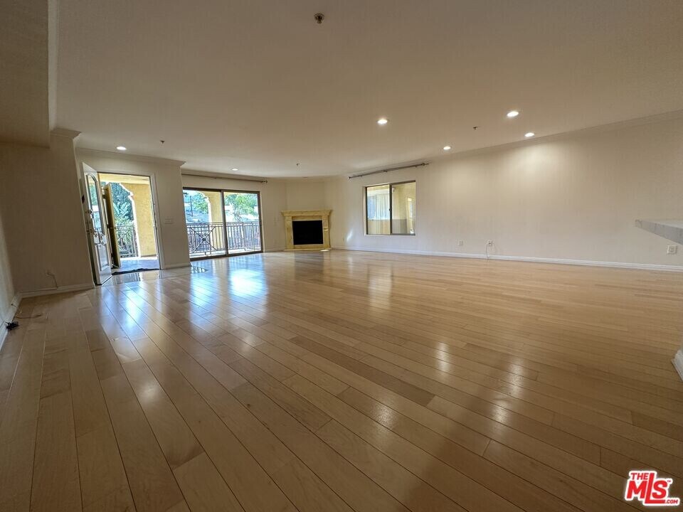 2435 Florencita Dr W-Unit -203 in Montrose, CA - Foto de edificio