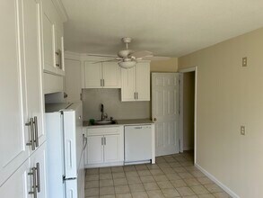 127 New Britain Ave in Unionville, CT - Foto de edificio - Building Photo