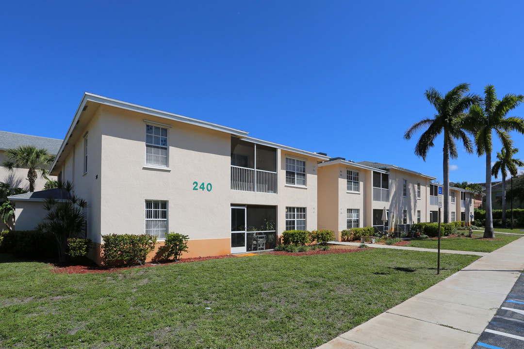 Delray Place Apartments in Delray Beach, FL - Building Photo