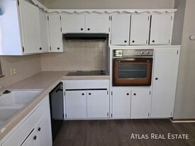 8424 Travis Ln in Overland Park, KS - Building Photo