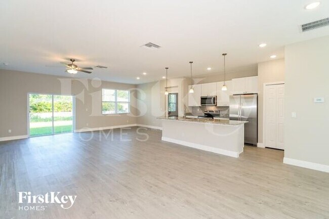 706 Reading St SE in Palm Bay, FL - Foto de edificio - Building Photo