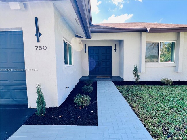 750 SW 98th Ave in Pembroke Pines, FL - Building Photo - Building Photo