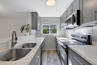 12530 109th Ct NE in Kirkland, WA - Building Photo - Building Photo