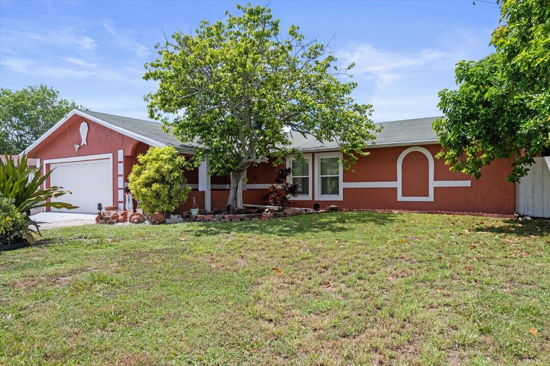 4928 Marbella Rd N in West Palm Beach, FL - Building Photo