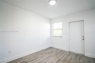 1950 NW 2nd Ct in Miami, FL - Foto de edificio - Building Photo