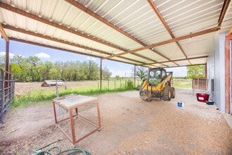 499 Co Rd 342 in Hondo, TX - Building Photo - Building Photo