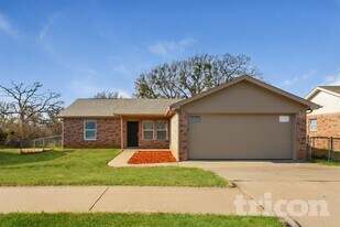 213 Dean Ct in Granbury, TX - Building Photo