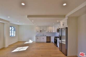 22227 Pacific Coast Hwy in Malibu, CA - Foto de edificio - Building Photo