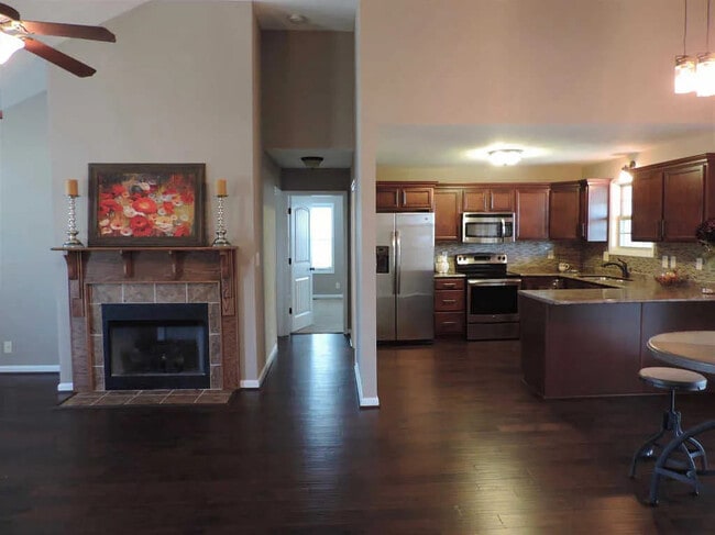 1019 Dwight Eisenhower Way in Clarksville, TN - Building Photo - Building Photo