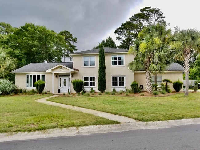 1308 Old Colony Rd in Mount Pleasant, SC - Foto de edificio - Building Photo