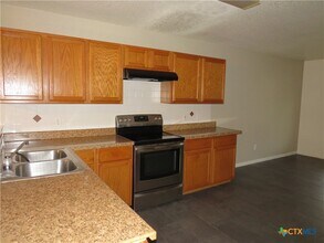1602 Dugger Cir in Killeen, TX - Foto de edificio - Building Photo