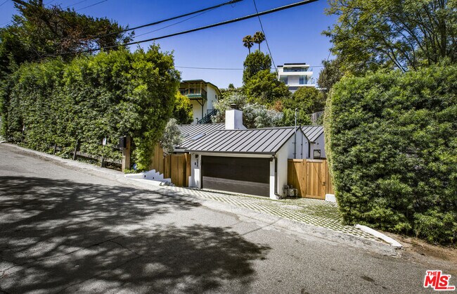 2425 Rinconia Dr in Los Angeles, CA - Building Photo - Building Photo