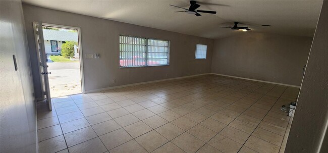 2005 SW 99th Ave in Miramar, FL - Foto de edificio - Building Photo