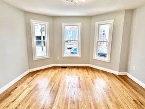 7 Ward St, Unit 11 in Somerville, MA - Building Photo - Building Photo