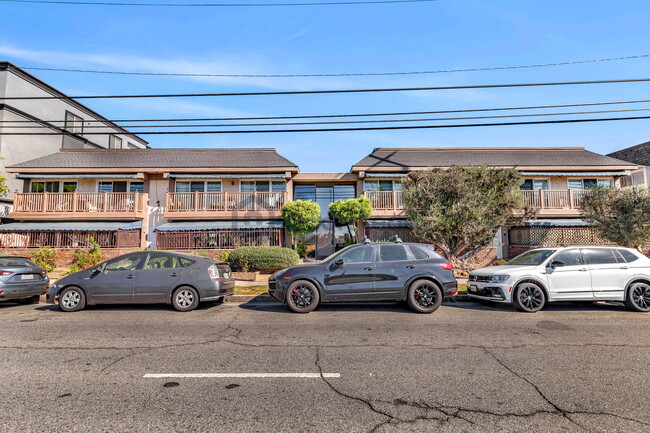 2852 Sawtelle Blvd, Unit Apt 33 in Los Angeles, CA - Building Photo - Building Photo