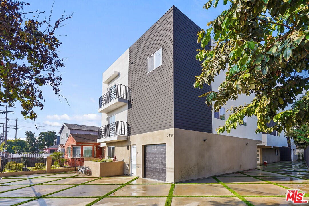 2527 1/2 Hauser Blvd in Los Angeles, CA - Building Photo