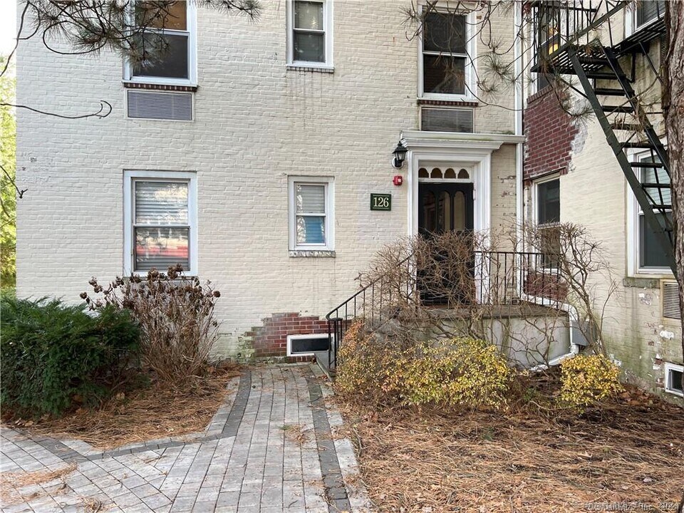 126 Woodside Green in Stamford, CT - Building Photo