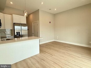 2421 Frankford Ave in Philadelphia, PA - Building Photo - Building Photo