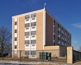 Adeline James Apartments in Cahokia Heights, IL - Foto de edificio - Building Photo