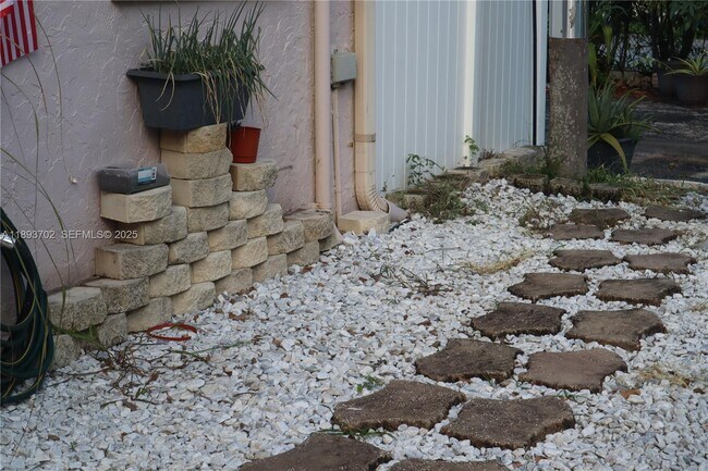 7901 Northwest 33rd Street in Hollywood, FL - Building Photo - Building Photo