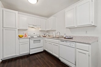 Aventine Court Apartment Homes in Corona, CA - Building Photo - Interior Photo