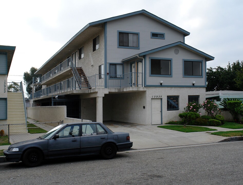 13930 Hawthorne Way in Hawthorne, CA - Foto de edificio