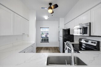 3250 Cypress Glen Way, Unit #402 in Naples, FL - Building Photo - Building Photo