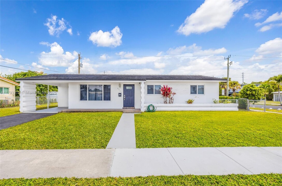 8801 SW 17th St in Miami, FL - Building Photo