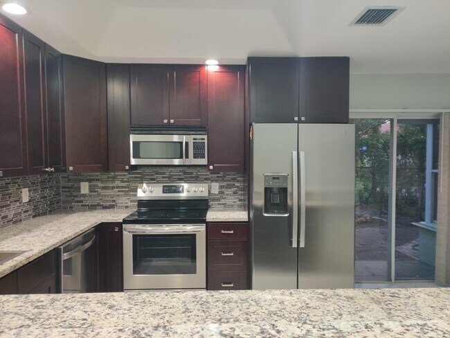 5865 NW 41st Way in Coconut Creek, FL - Foto de edificio - Building Photo