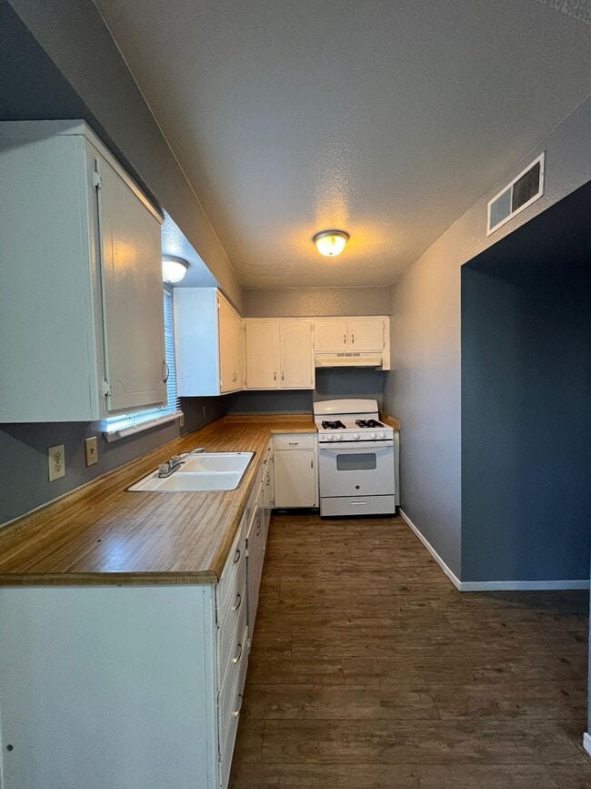 1830 S Garden St in Visalia, CA - Building Photo - Building Photo