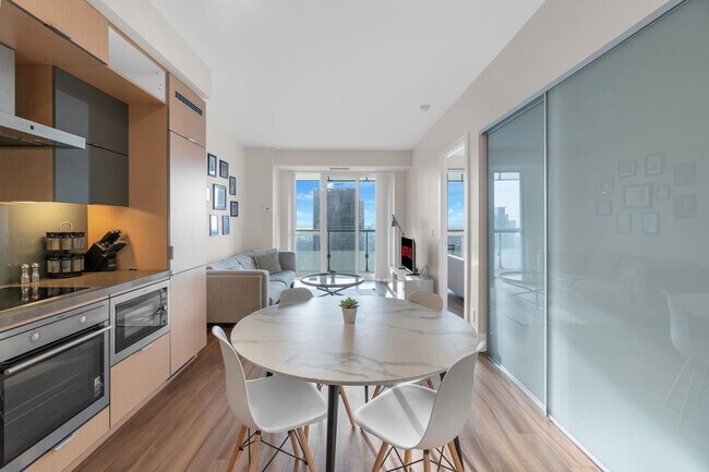 300 Front St W, Unit SI ID1403755P in Toronto, ON - Building Photo - Building Photo