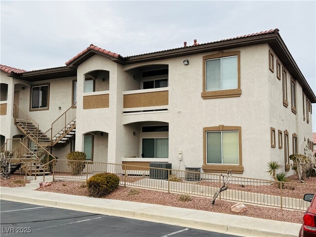 2305 W Horizon Ridge Pkwy