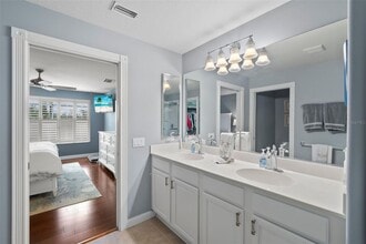 2121 Burgos Dr in Sarasota, FL - Foto de edificio - Building Photo