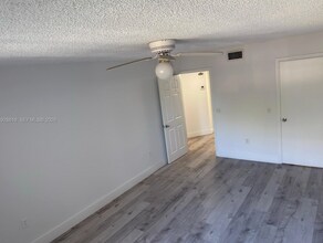 8353 Lake Dr, Unit 107 in Doral, FL - Building Photo - Building Photo