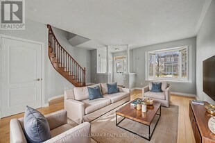 10561 Bayview Ave in Richmond Hill, ON - Building Photo