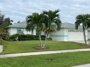 1292 Bayport Ave in Marco Island, FL - Foto de edificio - Building Photo