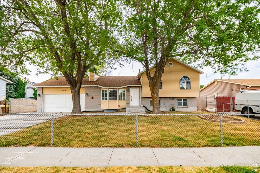 6329 S Fairwind Dr in Taylorsville, UT - Foto de edificio