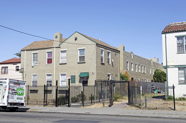 1733 Seminary Ave in Oakland, CA - Foto de edificio - Building Photo