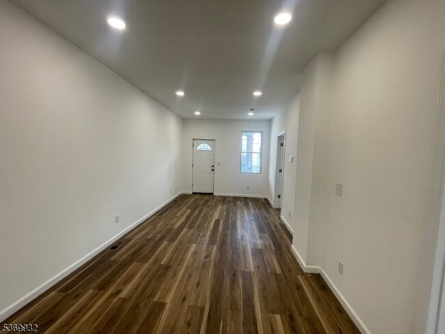 572 N 9th St in Newark, NJ - Building Photo - Building Photo