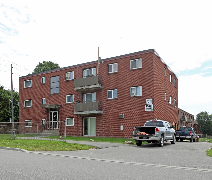 116 Watson St W in Whitby, ON - Building Photo