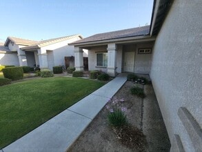812 Bora Bora Ln in Bakersfield, CA - Building Photo - Building Photo