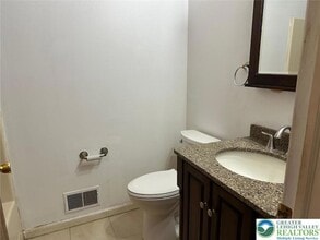 235 Vista Dr in Easton, PA - Building Photo - Building Photo