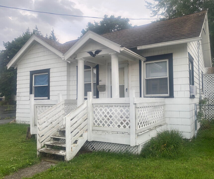 21.5 S Crandon Ave in Niles, OH - Building Photo
