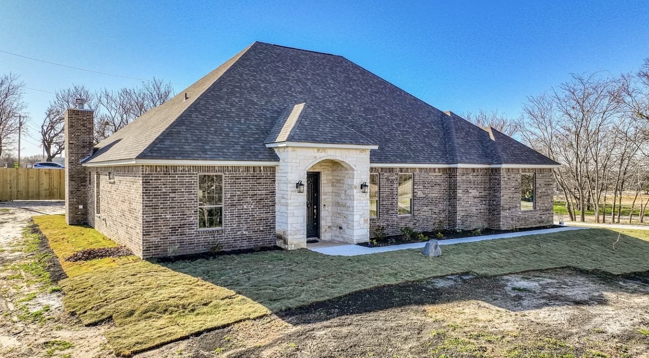 101 Hearthstone Ct in Weatherford, TX - Building Photo