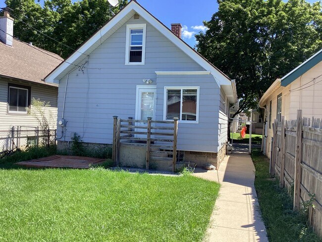 1753 S 69th St in West Allis, WI - Foto de edificio - Building Photo