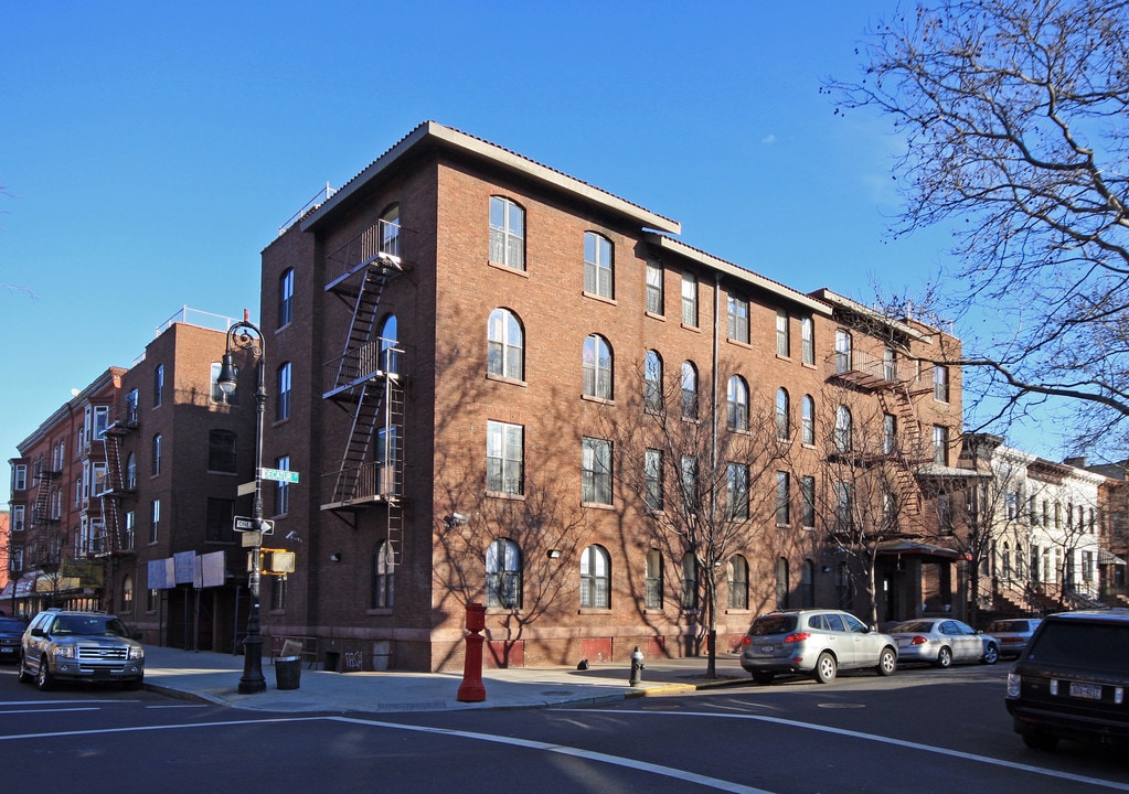305 Decatur St in Brooklyn, NY - Building Photo
